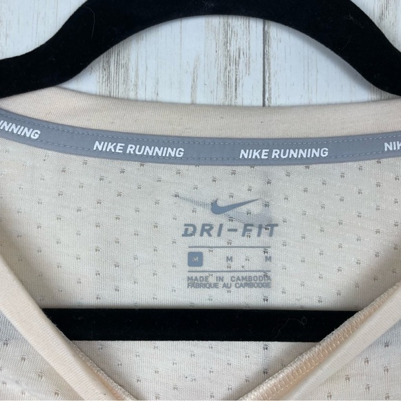 Nike cream medium perforated running crop top - Picture 3 of 5